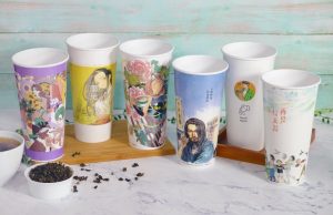 %E5%9C%96%E8%AA%AA %E6%96%87%E7%AD%96%E9%99%A2%E5%9C%A8%E6%9A%91%E5%81%87%E6%9C%9F%E9%96%93%E8%88%87%E7%9F%A5%E5%90%8D%E6%89%8B%E6%90%96%E9%A3%B2%E6%96%99%E5%90%88%E4%BD%9C%EF%BC%8C%E8%81%AF%E5%90%8D%E6%8E%A8%E5%BB%A3%E8%87%BA%E7%81%A3%E5%8E%9F%E5%89%B5%E6%BC%AB%E7%95%AB%EF%BC%8C%E6%8E%A8%E5%87%BA%E5%A4%9A%E6%AC%BE%E7%89%B9%E5%88%A5%E9%99%90%E5%AE%9A%E5%86%B7%E9%A3%B2%E6%9D%AF%E6%AC%BE