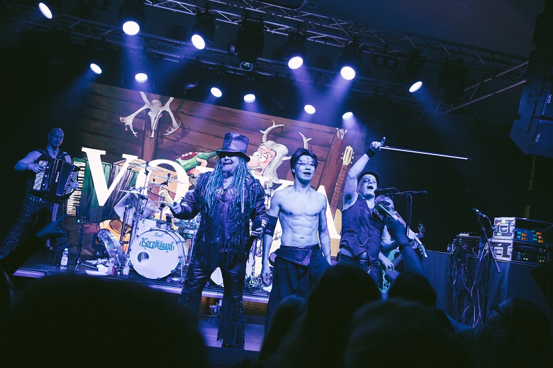 Freddy驚喜與芬蘭國民樂團Korpiklaani同台演出