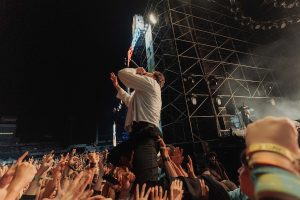 facy-test 3 While She Sleeps 主唱Lawrence Taylor 站上護城河與聽眾互動