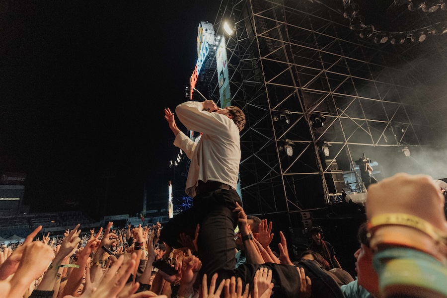 While She Sleeps 主唱Lawrence Taylor 站上護城河與聽眾互動