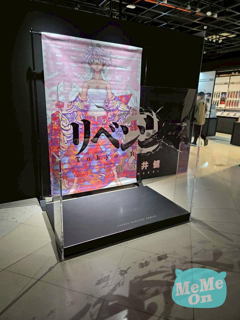 該拍照打卡區會隨著日期不同，換上不同集數的封面