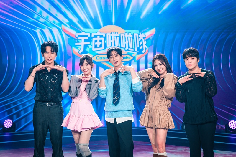 02 緯來原創《宇宙啦啦隊》左起MC兼評審牛奶、輔導員麻由、MC銀赫、評審金智湖老師、評審崔榮晙老師