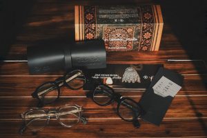 以20世紀40至60年代眼鏡黃金年代為創作核心的經典品牌 True Vintage Revival®，此次與台灣藝術家羅本（Robin Huang）所創立的羅本製所共同合作，開啟一場圍繞「物件、身份與文明」的跨領域對話
