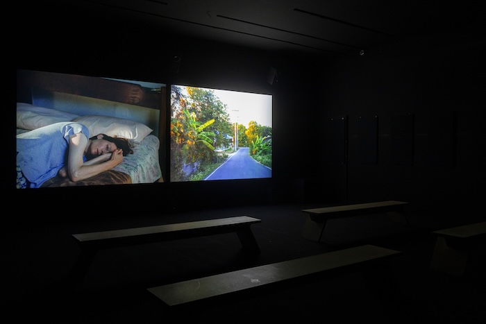 看見聲音的形狀!坂本龍一「觀音.聽時」北美館登場:重構歌劇《LIFE》與 7 組跨界裝置 2 坂本龍一+阿比查邦・韋拉斯塔古,《async——初光》,2017/阿比查邦・韋拉斯塔古,《沉睡者》,2021。「坂本龍一|觀音.聽時」圖片攝影/提供:臺北市立美術館,2026。© 2026 KAB Inc