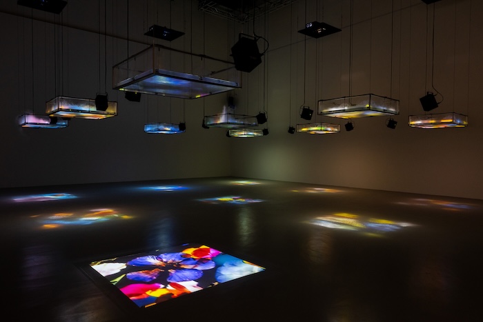 看見聲音的形狀!坂本龍一「觀音.聽時」北美館登場:重構歌劇《LIFE》與 7 組跨界裝置 1 坂本龍一+高谷史郎,《LIFE——流動、無形、無聲……》,2007。「坂本龍一|觀音.聽時」圖片攝影/提供:臺北市立美術館,2026。© 2026 KAB Inc